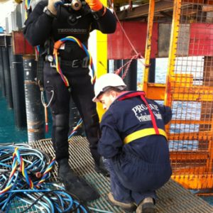 Plongeur s’appretant  à effectuer travaux de decoupe sous marine des pieux projet AMMONIA 